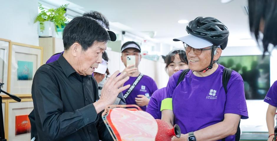 After the ride, participants stopped by the Qiqi National Intangible Cultural Heritage Bodiless Lacquerware Cultural Experience Center. National Representative Inheritor of Intangible Cultural Heritage Li Bosheng (right) explained the special technique of carving layers of lacquer to Chancellor Tong (right) and the group.