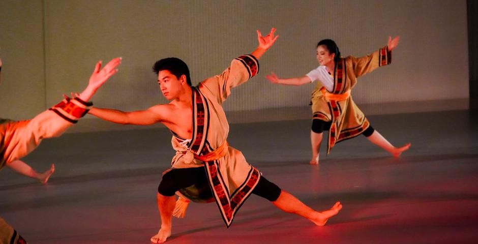 “Whispers to the Sky” performed by Leyla Bevis-Mast, Ariel Jiang, Jiang Jiaye, Ouyang Lutong , Ralitsa Petkova, Wang Yiyi, Xu Jiayu, Lucas Yang, and Yu Xiwen, from the course Dances of Southern China.