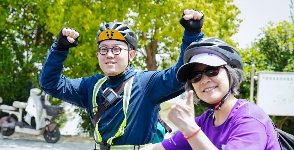 Specialist of Immigration and Relocation Services of Human Resources Fan Ceyu (left) and East Asian Studies Librarian and Coordinator of East Asian Academic Resources Yurong Yang Atwill posed for a photo after the ride. After the ride, Chair of Special Events of the Staff Council Zhang Zheng expressed her gratitude to everyone working together to make this event happen, as well as to the support from the Chancellor’s Office.