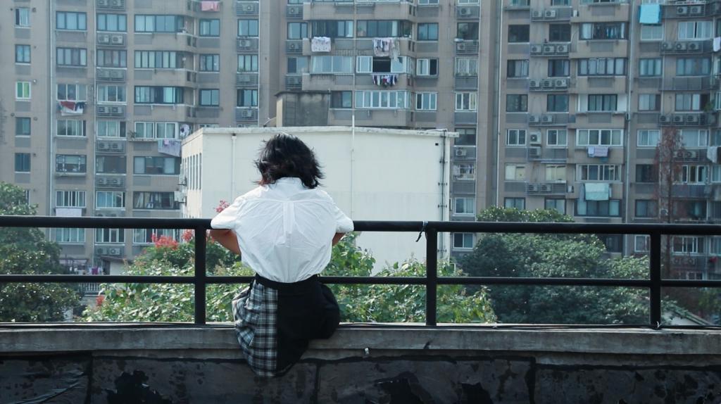《洋甘菊》：该影片的制作跨越大洋两岸：2021届学生Jikai Zheng在美国阿拉斯加的家中写作剧本，而她的队友在上海完成了所有场景的拍摄。Zheng表示，她们想围绕主题“联结”，探究为何像片中主角这样截然不同的两个人——一位植物学爱好者和她独来独往的同学——也能彼此连接，成为朋友。“我希望观众……珍惜身边所有的朋友和所爱之人。”她的队友、2024届学生薛明音说。