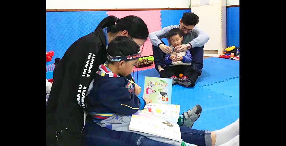 另一队成员与智行基金会一起，前往上海新生命之家探望孩子。上海新生命之家为需要进行手术矫正畸形的弃婴提供术前及术后看护。