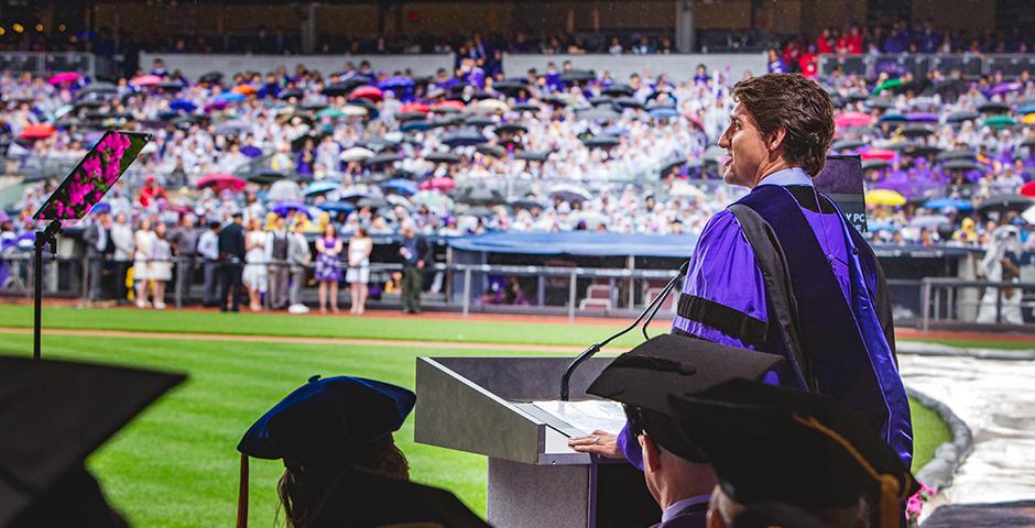 当地时间5月16日，星期三，纽约大学举行了第186届毕业典礼，位于布朗克斯的洋基体育场化身一片紫色的海洋。