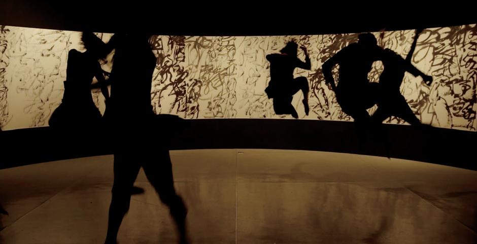 作品《苦涩》中，罗红玫的学生在画家王冬龄位于上海当代艺术馆的作品前表演。