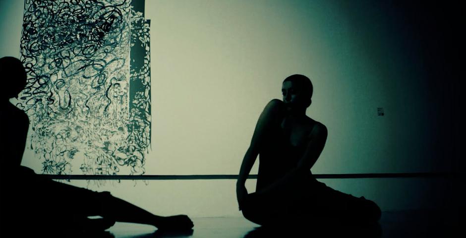 受艺术家王丽华的剪纸作品启发，舞者Janice Luo和Isabel Adler在上海当代艺术馆表演了作品“Two”。