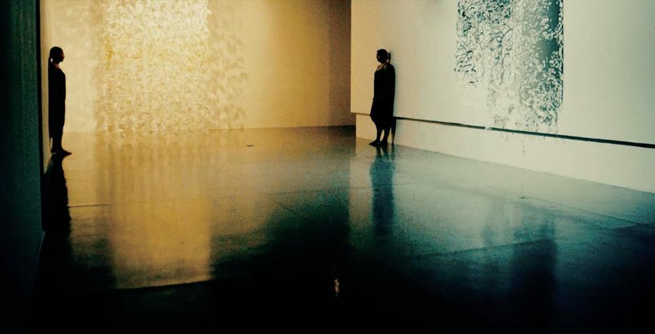 受艺术家王丽华的剪纸作品启发，舞者Janice Luo和Isabel Adler在上海当代艺术馆表演了作品“Two”。