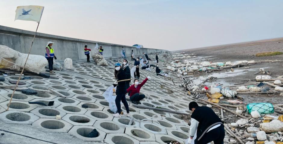 After combing the shoreline with gloves on and trash bags open, the group cleared a total of  85kg of marine garbage from the Yangtze River.