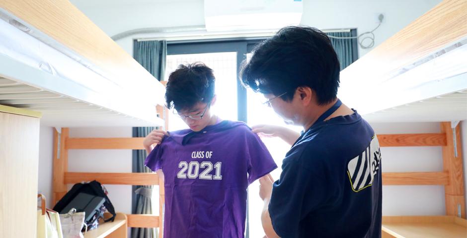 本周末，上海纽约大学迎来47个国家的345名新生。作为上纽大成立至今人数最多的一届，2021届新生于今天陆续抵达金桥宿舍报到，开启“上纽大模式”。（摄影：Jia Li）