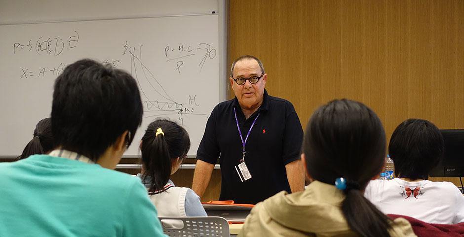 Professor Moshe Kim speaks on the relationship between economics and mathematics. November 24, 2014. (Photo by Yilun Yan)