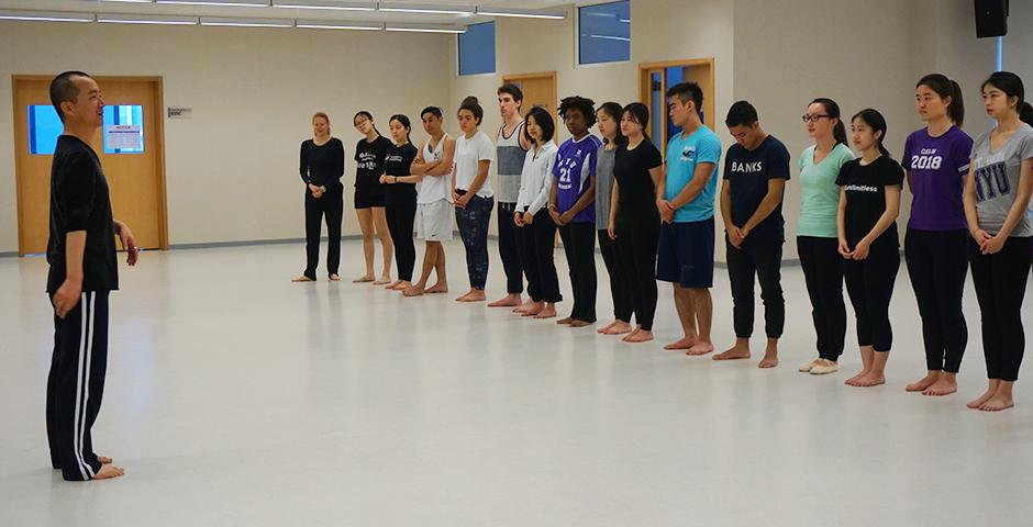 Lighting the way for a morning of rhythmic verve, Ma Shouze, founder of modern dance in China, instructed NYU Shanghai students on May 12. (Photos by: NYU Shanghai)