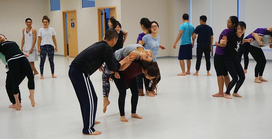 Lighting the way for a morning of rhythmic verve, Ma Shouze, founder of modern dance in China, instructed NYU Shanghai students on May 12. (Photos by: NYU Shanghai)