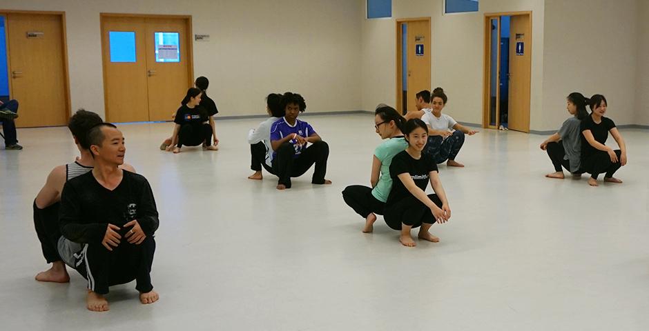 Lighting the way for a morning of rhythmic verve, Ma Shouze, founder of modern dance in China, instructed NYU Shanghai students on May 12. (Photos by: NYU Shanghai)