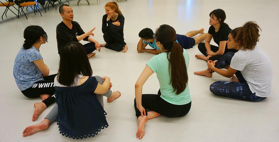 Lighting the way for a morning of rhythmic verve, Ma Shouze, founder of modern dance in China, instructed NYU Shanghai students on May 12. (Photos by: NYU Shanghai)