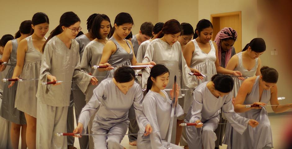 5月6日晚，我校进行了部分文艺类课程的学期成果展示，其中包含舞蹈、编舞、中国传统文化、钢琴以及合唱。表演者们把每天膝盖的淤青，口中的旋律和心里的五线谱放到最亮的地方来展示艺术最动人的魅力，也让我们认识到文艺之触手可及。（摄影：上海纽约大学）