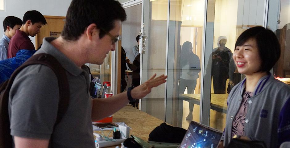 虚拟现实、无人摄像、动画、纸艺......5月13日晚，互动媒体艺术课程的同学们在八楼实验室里捣鼓了很久的大作终于面世！给四面八方赶来的看客们发福利啦！（摄影：上海纽约大学）