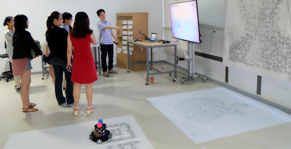 互动媒体艺术期末秀上，同学们展示了自己脑洞大开的作品。他们学以致用，将“探索声音环境”、“动画”等课程里的所学，应用于自己的创意作品。（图 上海纽约大学）
