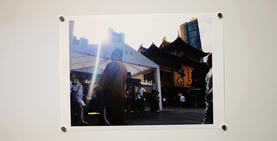 12月6日，星期二，上海纽约大学美术馆展出了“摄影入门课”（Introduction to Photography）的同学们的摄影作品。这些作品捕捉了同学们眼中的上海。