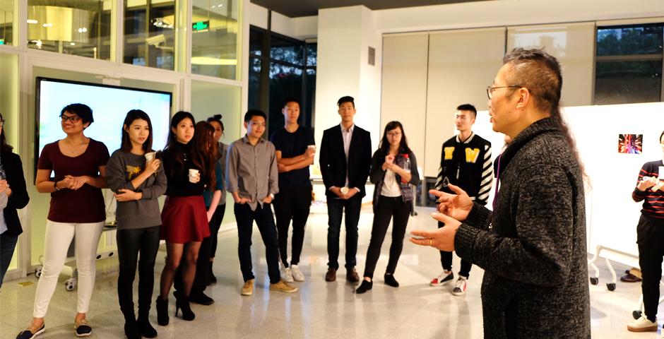 12月6日，星期二，上海纽约大学美术馆展出了“摄影入门课”（Introduction to Photography）的同学们的摄影作品。这些作品捕捉了同学们眼中的上海。