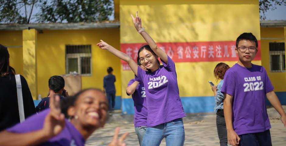 当地村民的热情好客给上纽大学生留下了深刻印象。2022届的Madher Teshome（左）与陈明明（中）在课间，与当地学生一起做游戏。（图 纽约大学阿布扎比校园2020届学生Takumi Miyawaki）