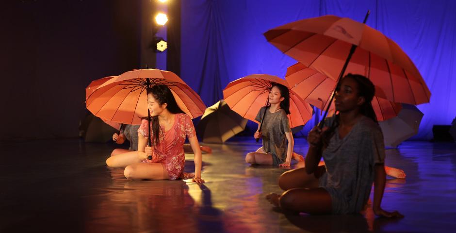 本学期当代舞表演《伞》（The Umbrella）的灵感，来源于上海人民广场相亲角。舞蹈讲述了一名女孩被迫做出痛苦的决定——是否要在相亲角里发布个人信息，寻找另一半？