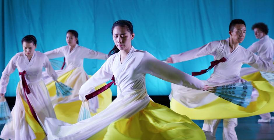 2022届学生王胤淇、李俏蔚、姚雨茉与2021届学生Jaeven Aylor表演韩国扇子舞 &quot;Cranes&quot; (鹤)，他们用优雅的肢体动作营造出飘逸之感。