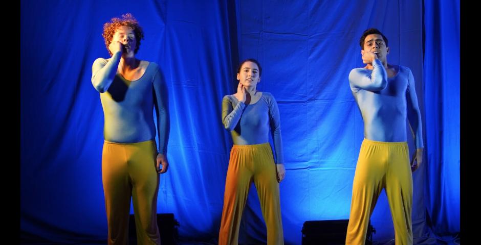 2021届学生Jaeven Aylor、Tony Carapia Valle和2022届学生Maggie Menegaz表演舞蹈 &quot;Heavenly Bodies&quot; (天体)，伴奏为德彪西的经典音乐作品《月光曲》（Claire De Lune）。