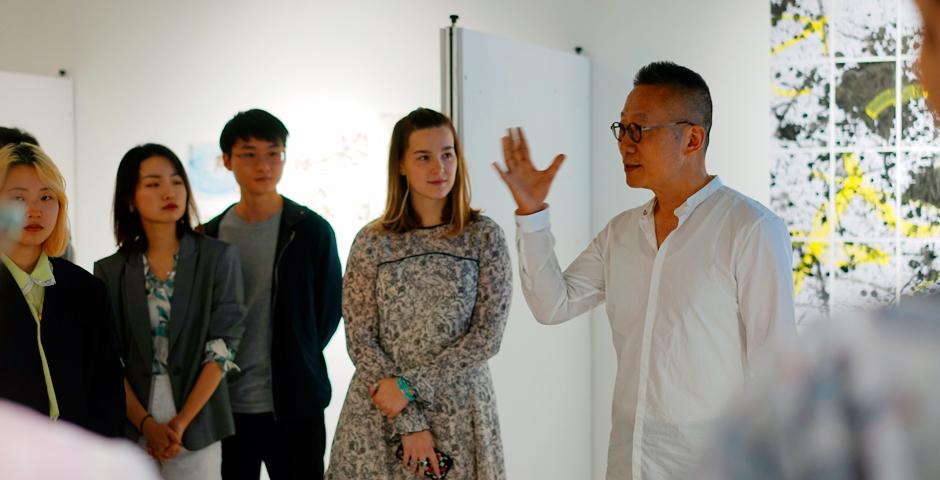 艺术教学副教授张健君在12楼展厅介绍学生的作品。此次艺术期末秀展出了“室内艺术基础：敦煌今与昔”以及“中国园林艺术：自然与文化——从当代到传统”课程的学生作品。