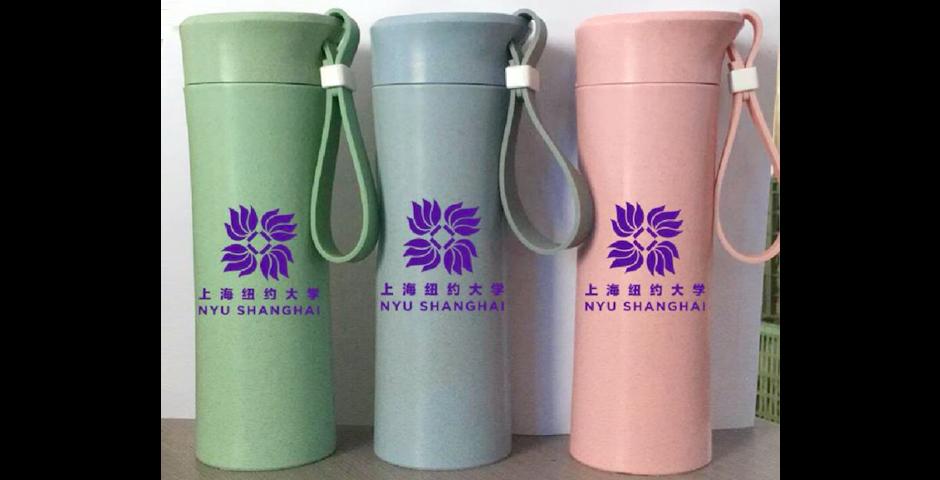 在一项旨在消除校园一次性塑料瓶的倡议中，“绿色上海”社团将向校园内的每个人分发可重复使用的水壶。这一可生物降解的瓶水瓶由稻壳制成，可容纳约400ml的液体，承受零下20至120摄氏度的温度。