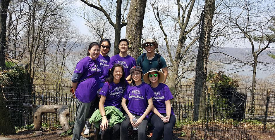 On behalf of NYU’s second annual Global Day of Service on April 28, a group of NYU Shanghai and NYU alumni helped with the revitalization a national landmark, New York City’s Fort Tryon Park. “It was amazing to be able to take a step back and appreciate nature while restoring one of the city’s gems.” said Mike Chen ‘17, Global Alumni Chair of NYU Shanghai.
