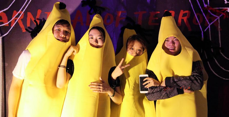 四名大二学生装扮成香蕉！图中分别是2022届学生柏驭枫、杨紫昀、李雪凝、李隆昱 摄影：2022届学生罗一阳