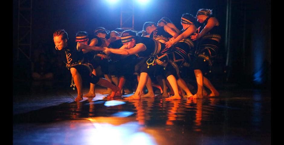 学生表演傣族舞“The Women of Highland”。该舞蹈作品的编舞为中国著名舞蹈艺术家杨丽萍。