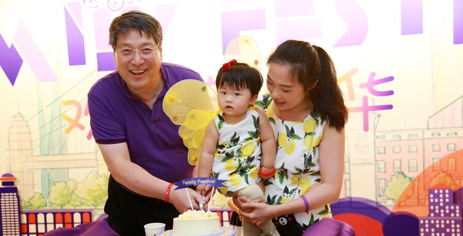 Families of NYU Shanghai faculty and staff gathered on September 10 for a morning of activities ranging from hula hoop challenges to competitive team calligraphy. (Photo by: NYU Shanghai)