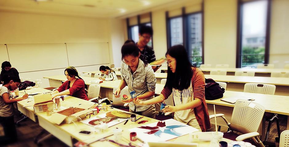 Activity of Artist&#039;s Guild: Drawing on Canvas, September 25, 2014. (Photo by Mei Wu)