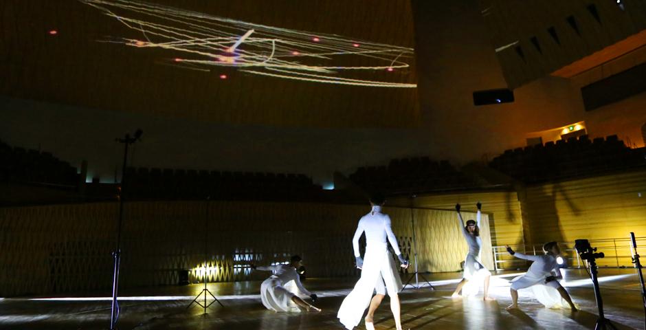 “城市迷阵”使用了光学运动追踪系统捕捉舞蹈、实时图形生成、物理粒子模拟、运动控制音效等技术，每秒处理来自传感器网络的数百万个数据。（摄影：NYU Shanghai）