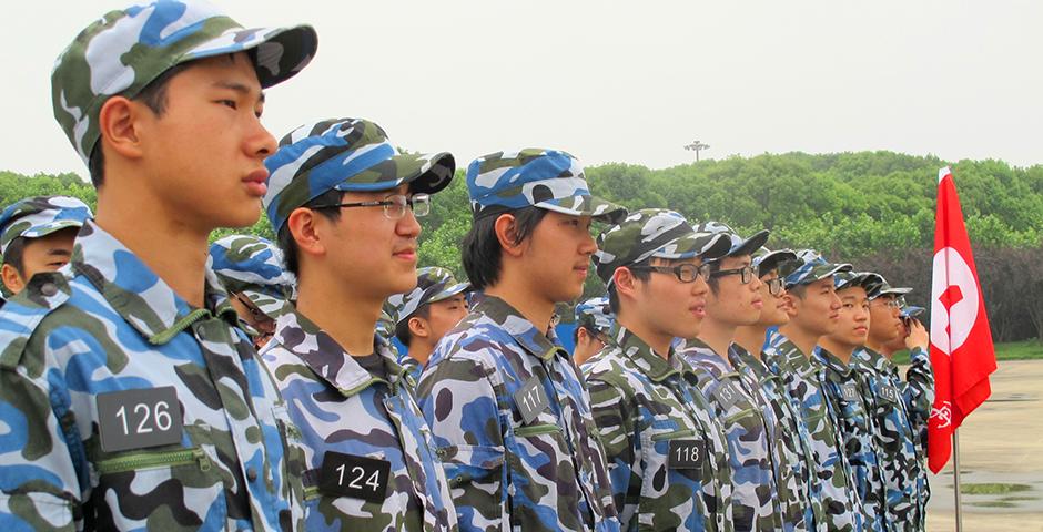 5月30日上午，连绵阴雨里难得一见的阳光，在东方绿洲照亮了2019届学生的飒爽军姿。十天的军训让同学们收获了奉献、团结、严谨、担当的军人气质。这段经历将作为宝贵的人生财富，为同学们未来的学习和职业发展增光添彩。（摄影：NYU Shanghai）