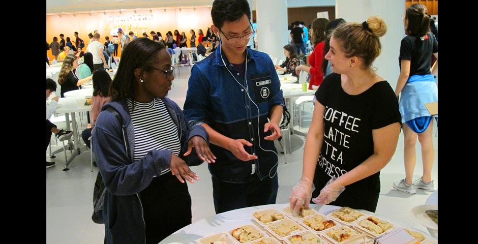 9月28日，一年一度的上纽大“饺子节”又登场了！学校餐厅准备了一万个饺子， 让同学们品尝到各种馅料的饺子。国际学生还忙着向大厨学包饺子。这项也许只有在中国才能get到的技能，一定会在今后让他们在自己的国家和世界各地发扬光大。（摄影：NYU Shanghai）