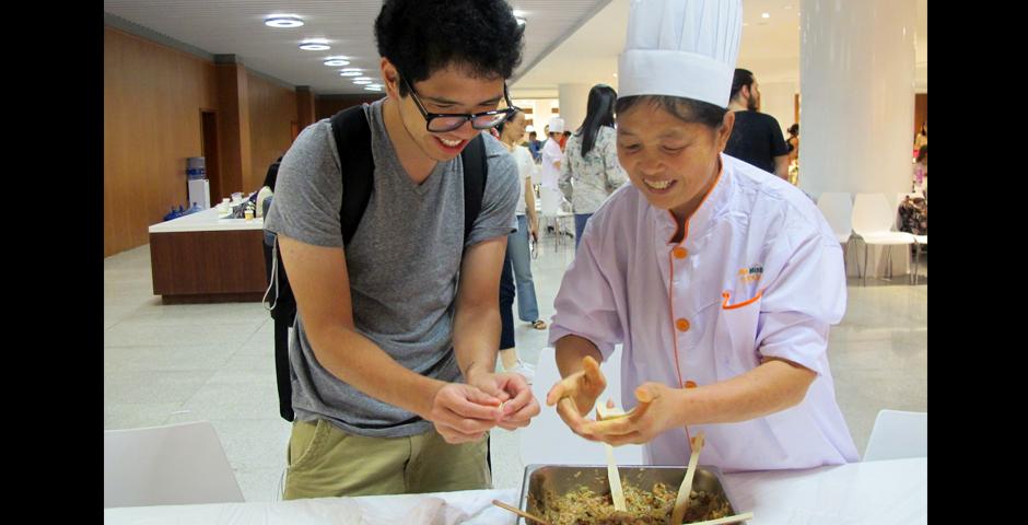 9月28日，一年一度的上纽大“饺子节”又登场了！学校餐厅准备了一万个饺子， 让同学们品尝到各种馅料的饺子。国际学生还忙着向大厨学包饺子。这项也许只有在中国才能get到的技能，一定会在今后让他们在自己的国家和世界各地发扬光大。（摄影：NYU Shanghai）