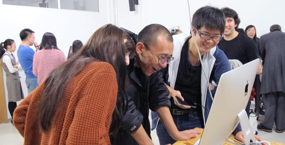 12月13日，互动艺术媒体专业的期末秀吸引了大批参观者。互动媒体艺术副主任Matthew Belanger教授表示，学生对这场期末秀表现出极大热情，期末秀即将开始的十分钟前，还不断有新作品加入。（摄影：NYU Shanghai）
