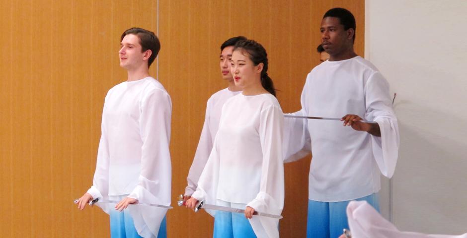 经过了14周的舞蹈训练和创作编排，12月13日傍晚，上海纽约大学舞蹈和编舞课的同学尽情挥洒“身体语言”，联合合唱团的同学，带来了一场名为《回归海洋》的汇报演出。（摄影：NYU Shanghai）
