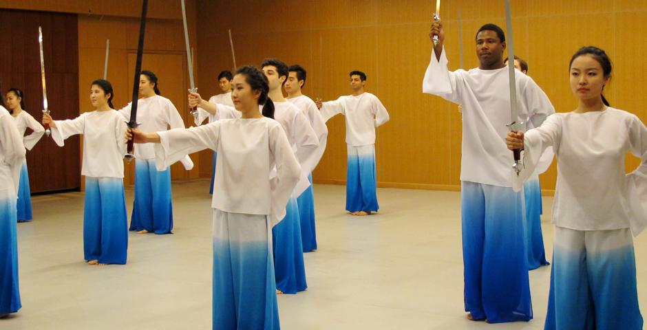 经过了14周的舞蹈训练和创作编排，12月13日傍晚，上海纽约大学舞蹈和编舞课的同学尽情挥洒“身体语言”，联合合唱团的同学，带来了一场名为《回归海洋》的汇报演出。（摄影：NYU Shanghai）