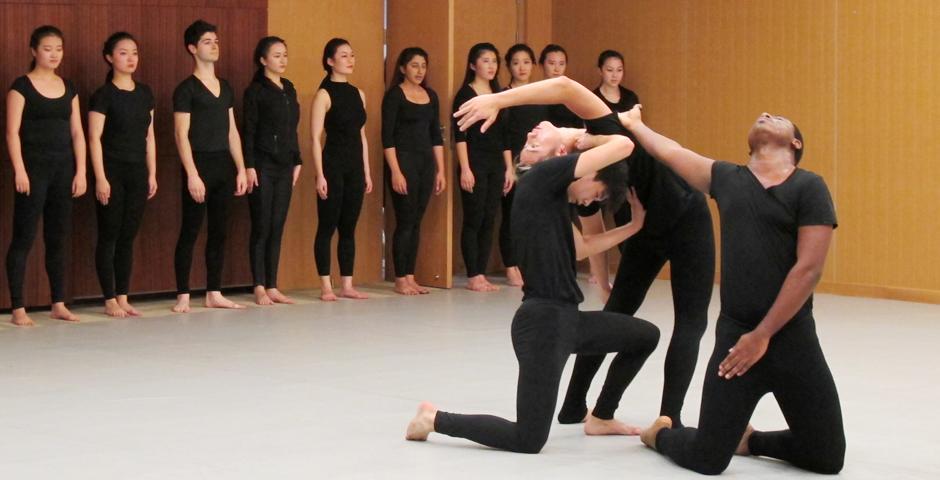 “Sink Back Into The Ocean” was performed by the Choreography and Performance Class in collaboration with the NYU Shanghai Chorale and the  Body Voices Representatives course on December 13. (Photos by: NYU Shanghai)