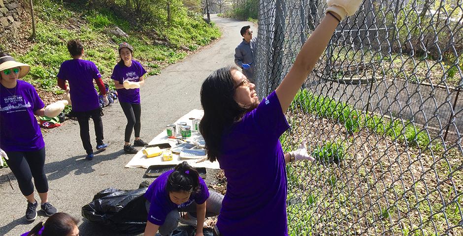 作为纽约大学第二届年度全球服务日的活动之一，4月28日，上海纽约大学及纽约大学的校友们在纽约地标崔恩堡公园里粉刷围栏。上纽大全球校友主席、2017届的Mike Chen说：“很高兴能在亲近自然的同时，和大家一起为城市环境做出贡献。”