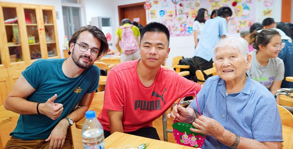 上纽大学生在浦东花木敬老院担任志愿者。