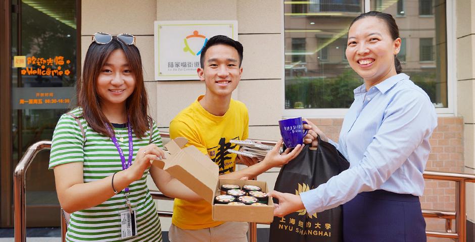 Students volunteered in Huamu Nursing Home in Pudong.