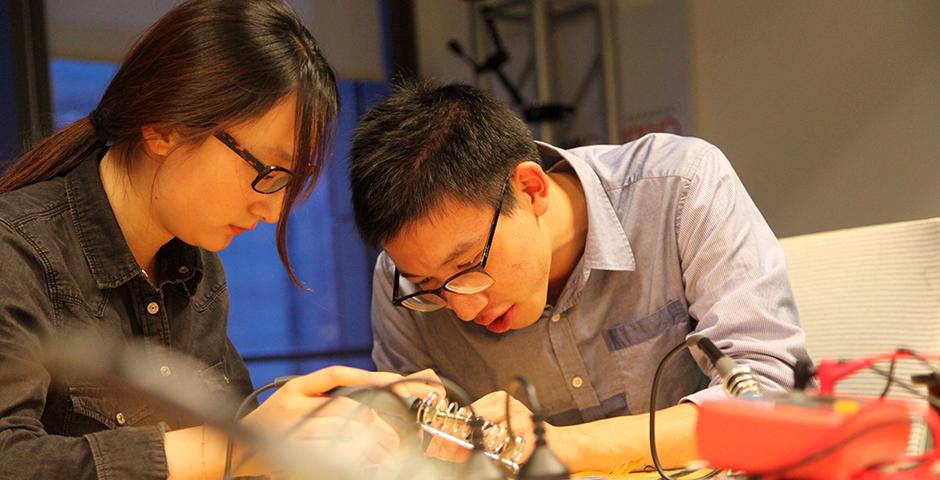 NYU Shanghai’s artist in residence Kat Austen discussed her installation the Coral Empathy Device at an art workshop held April 12. (Photo by: NYU Shanghai)