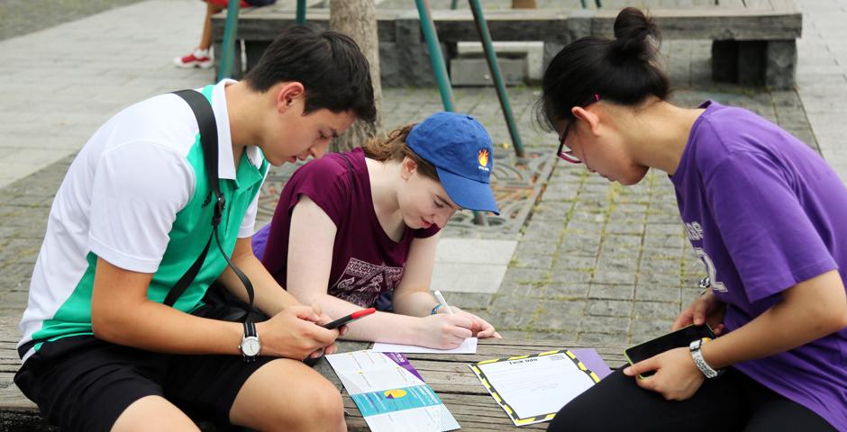 Not all tasks required local knowledge. Students also had to work together to solve puzzles and quizzes. (Photo by: NYU Shanghai)