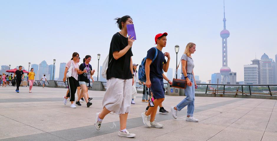 With only an hour to spend at each scenic spot, students raced to complete the challenges, taking group photos with strangers, landmarks, Chinese flags, and even stray cats. (Photo by: NYU Shanghai)