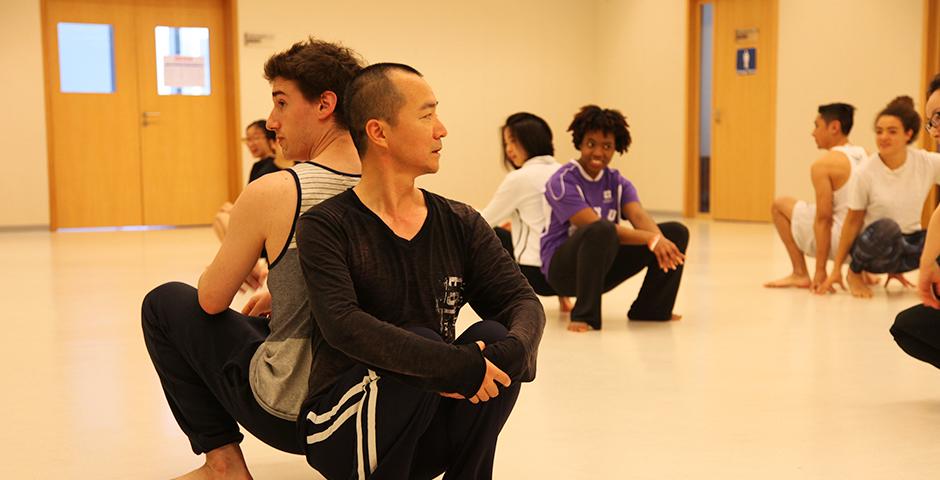 Lighting the way for a morning of rhythmic verve, Ma Shouze, founder of modern dance in China, instructed NYU Shanghai students on May 12. (Photos by: NYU Shanghai)