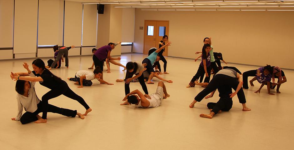 Lighting the way for a morning of rhythmic verve, Ma Shouze, founder of modern dance in China, instructed NYU Shanghai students on May 12. (Photos by: NYU Shanghai)