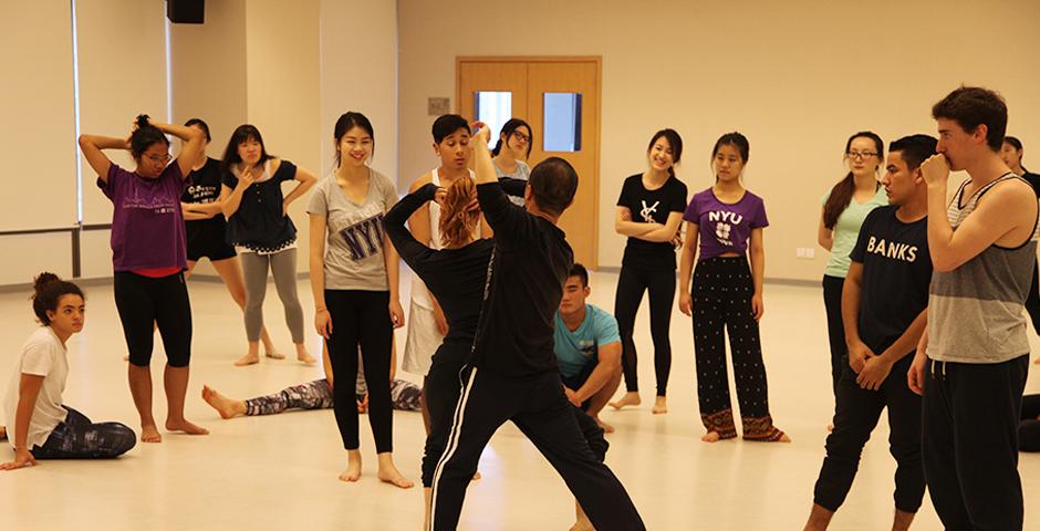 Lighting the way for a morning of rhythmic verve, Ma Shouze, founder of modern dance in China, instructed NYU Shanghai students on May 12. (Photos by: NYU Shanghai)