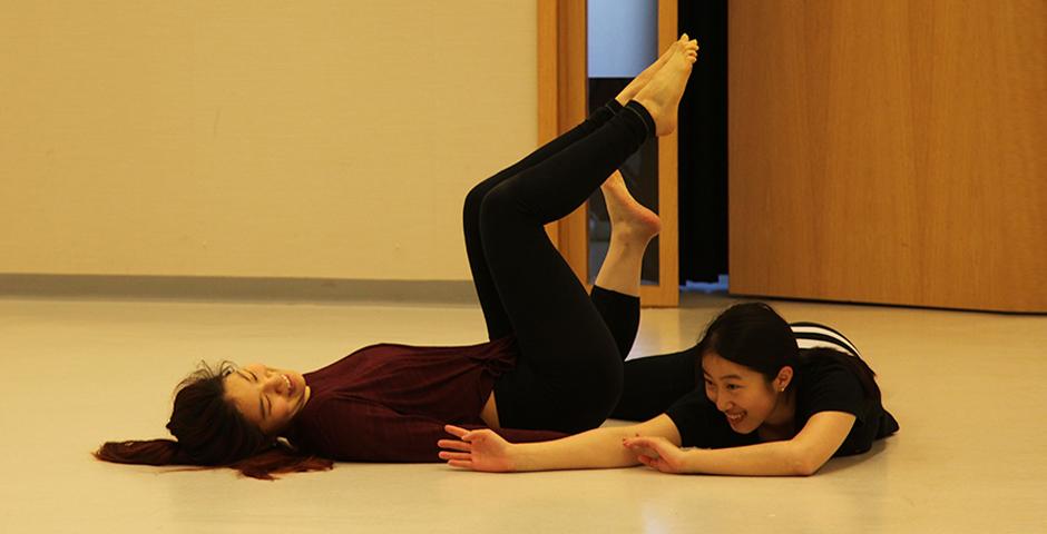 Lighting the way for a morning of rhythmic verve, Ma Shouze, founder of modern dance in China, instructed NYU Shanghai students on May 12. (Photos by: NYU Shanghai)